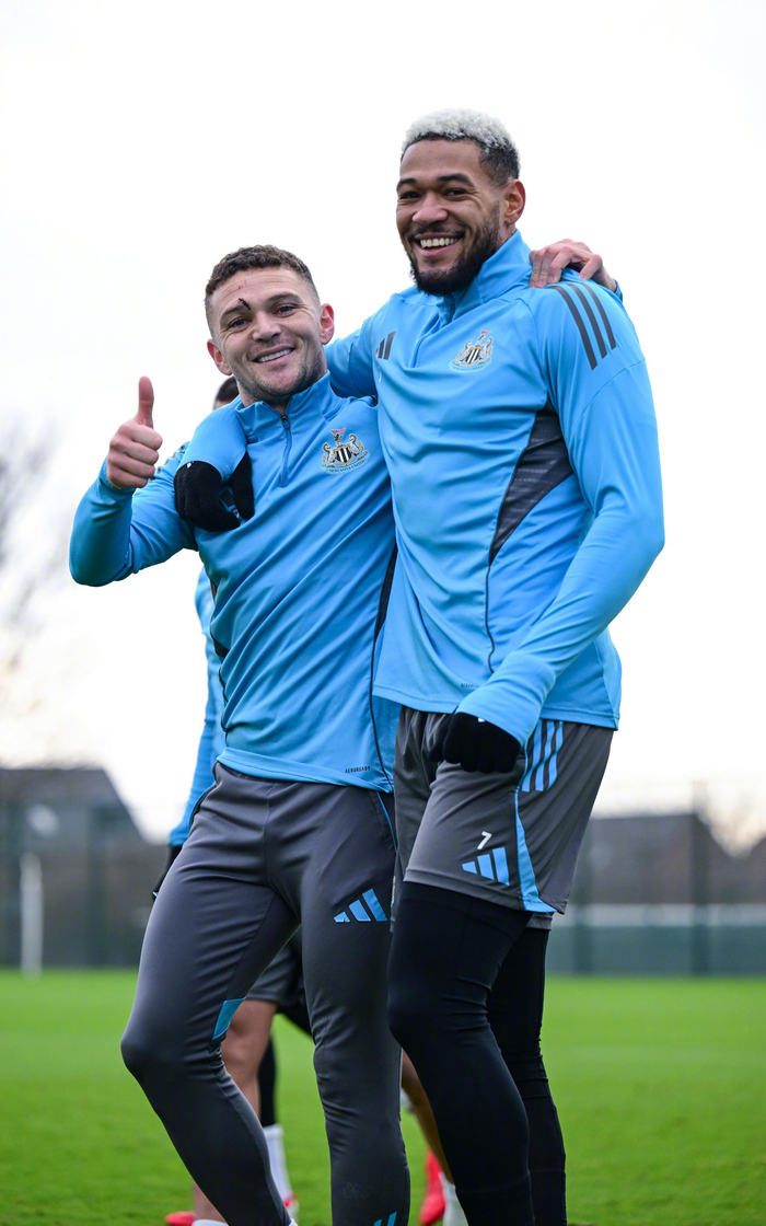 包含利物浦防线松动备战欧联集结日勒沃库森备战西甲之后，西汉姆集结日完成体检的词条